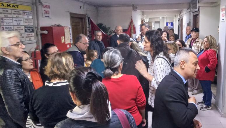 Türkiye Emekliler Derneği Maltepe Şubesi Salon Yerine Koridorda Kongre ve Seçim Yaptı Üyeler İsyan Etti! 